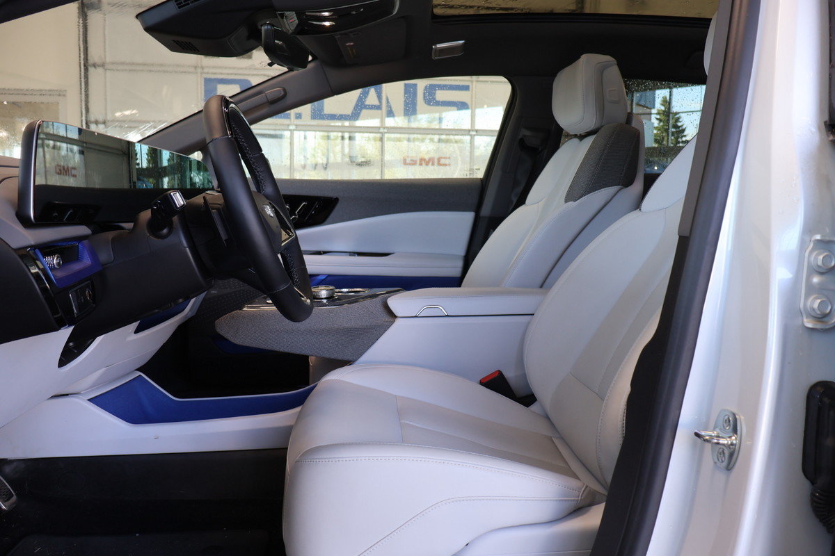 Cadillac OPTIQ Luxury 1 AWD 2025