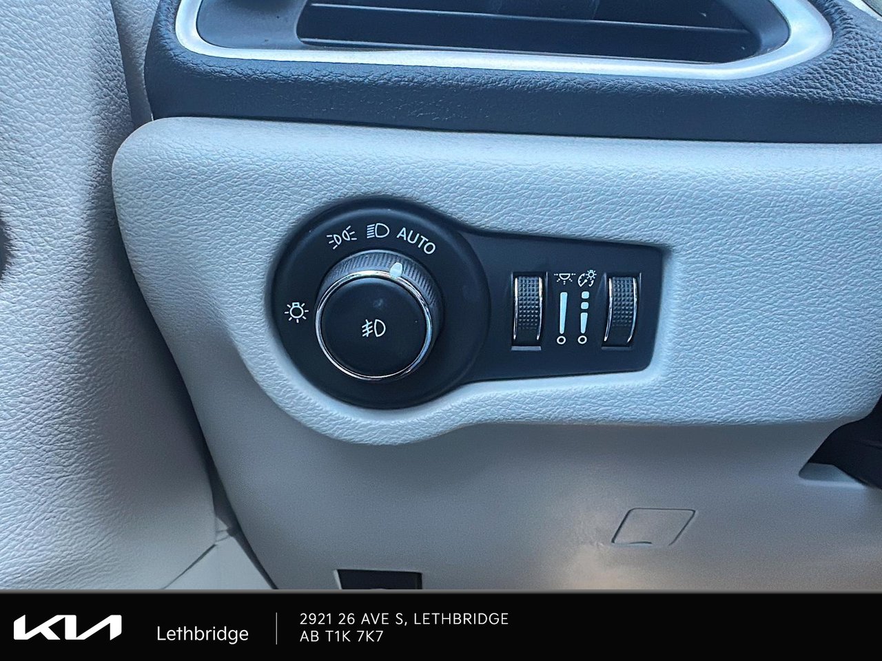 2023 Chrysler Pacifica Touring-L-15