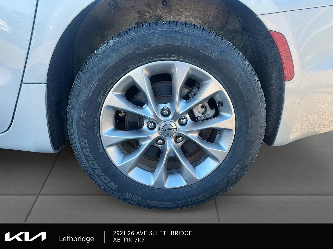 2023 Chrysler Pacifica Touring-L-6