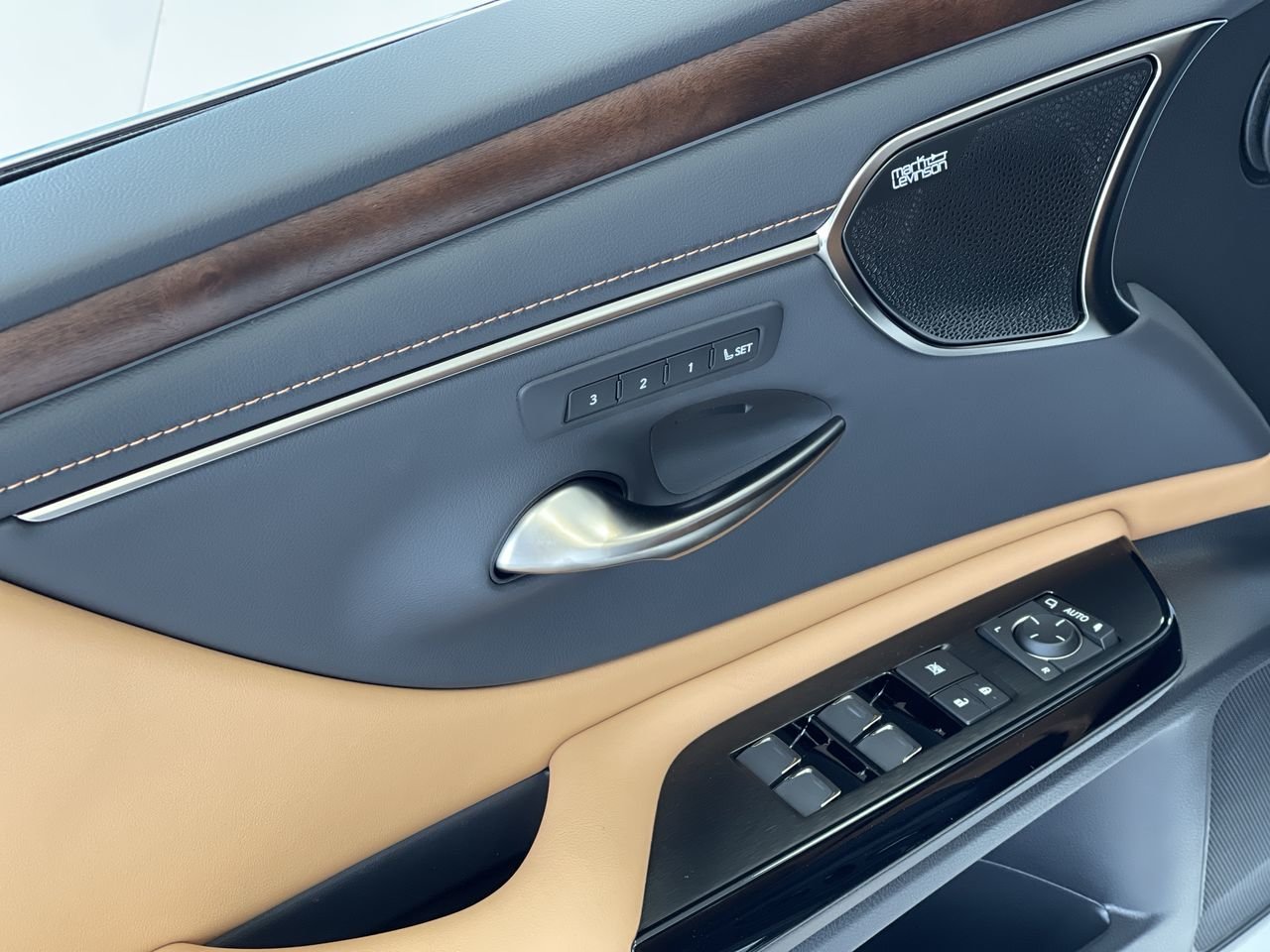 New 2023 Eminent White Pearl Lexus 300 image 21