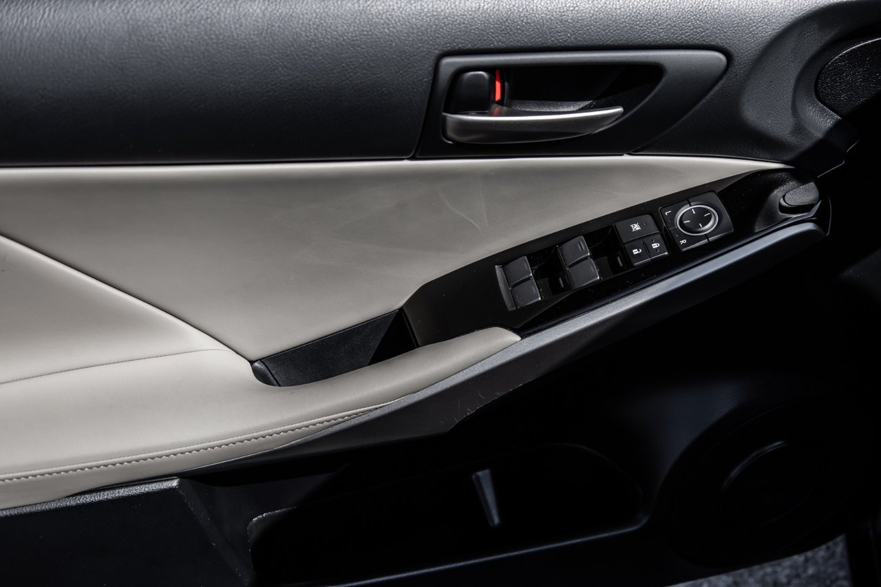 Used 2019 BLACK Lexus PREMIUM / CAMERA / TOIT OUVRANT / MAGS-18