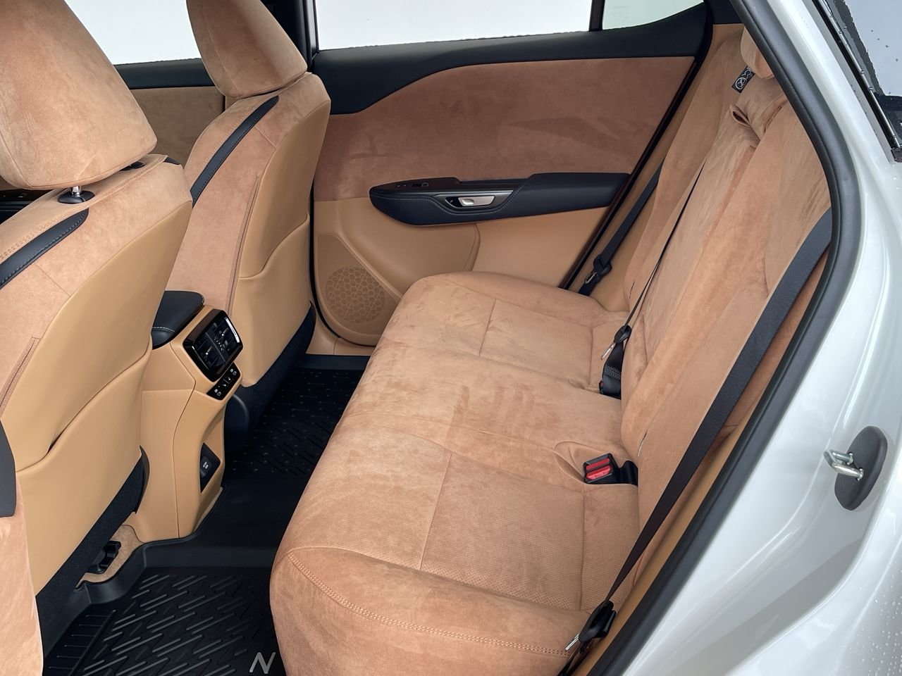 New 2023 Eminent White Pearl Lexus EXECUTIVE image 31