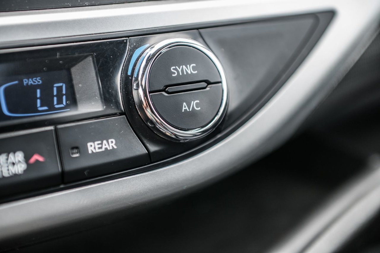 Used 2018 Caviar Toyota XLE / GPS / CAMERA / TOIT OUVRANT / MAGS-19