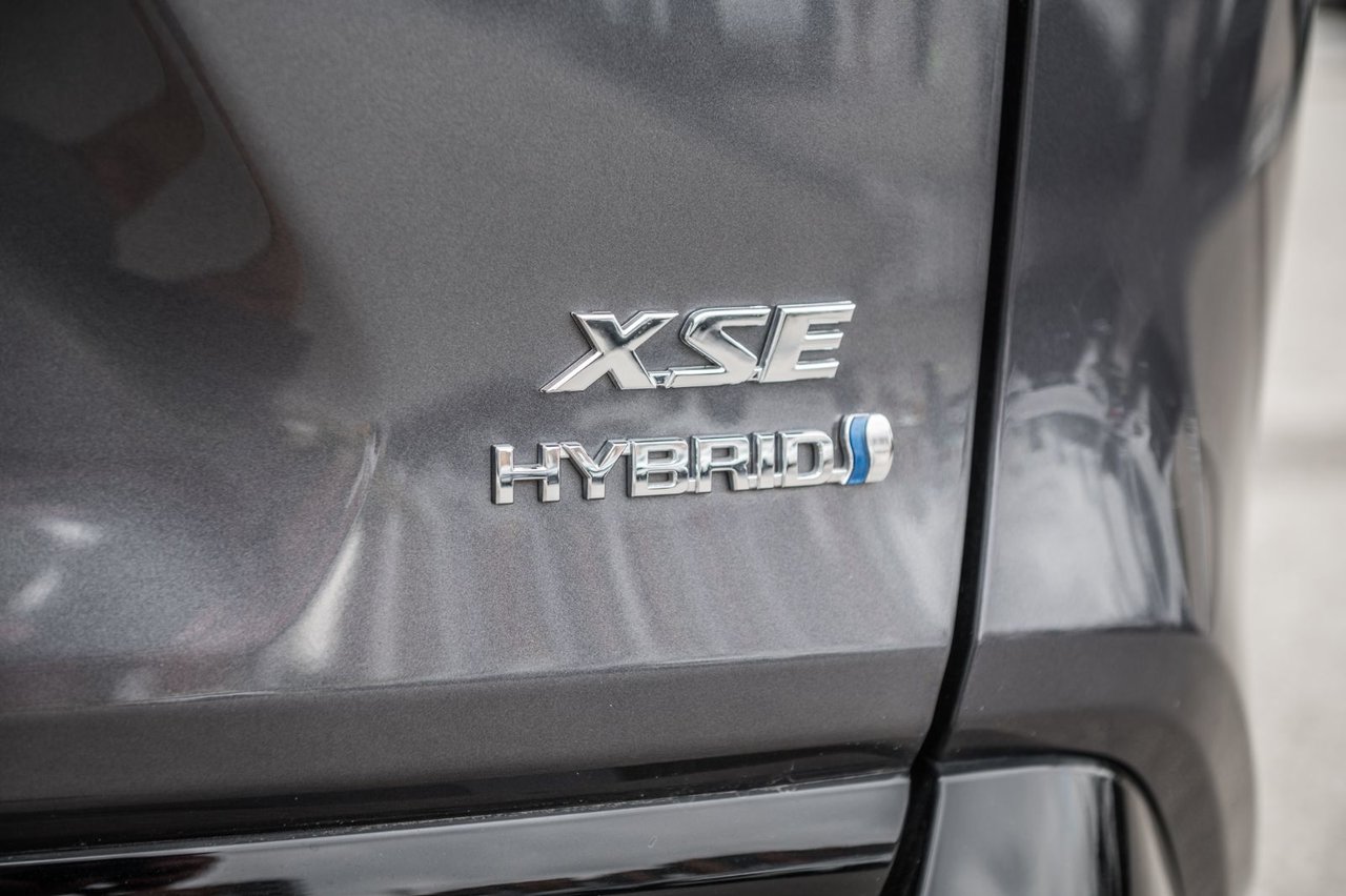 Used 2022 charcoal Toyota Hybrid XSE / CAMERA / TOIT OUVRANT / MAGS-18