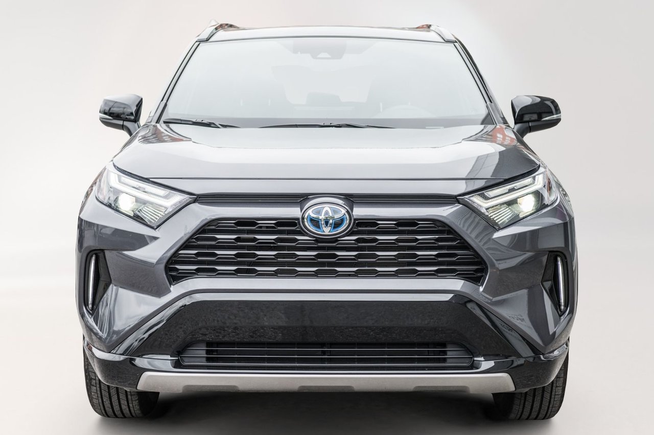 Used 2022 charcoal Toyota Hybrid XSE / CAMERA / TOIT OUVRANT / MAGS-18