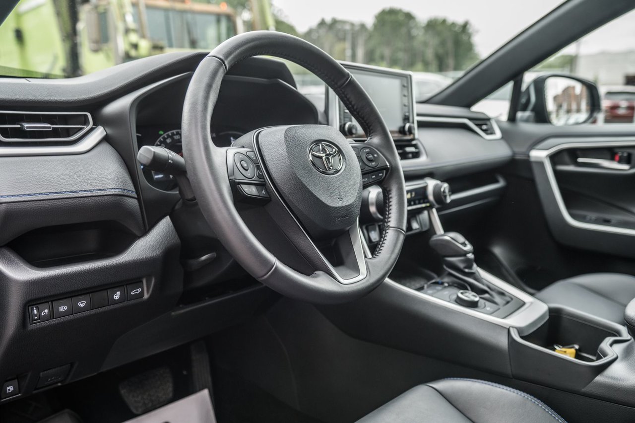 Used 2022 charcoal Toyota Hybrid XSE / CAMERA / TOIT OUVRANT / MAGS-18