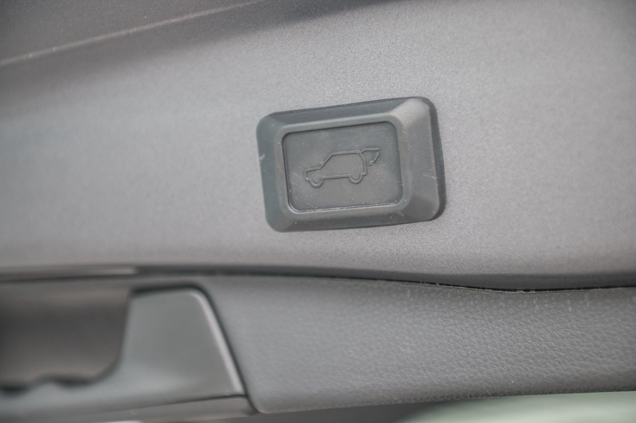 Used 2022 charcoal Toyota Hybrid XSE / CAMERA / TOIT OUVRANT / MAGS-18
