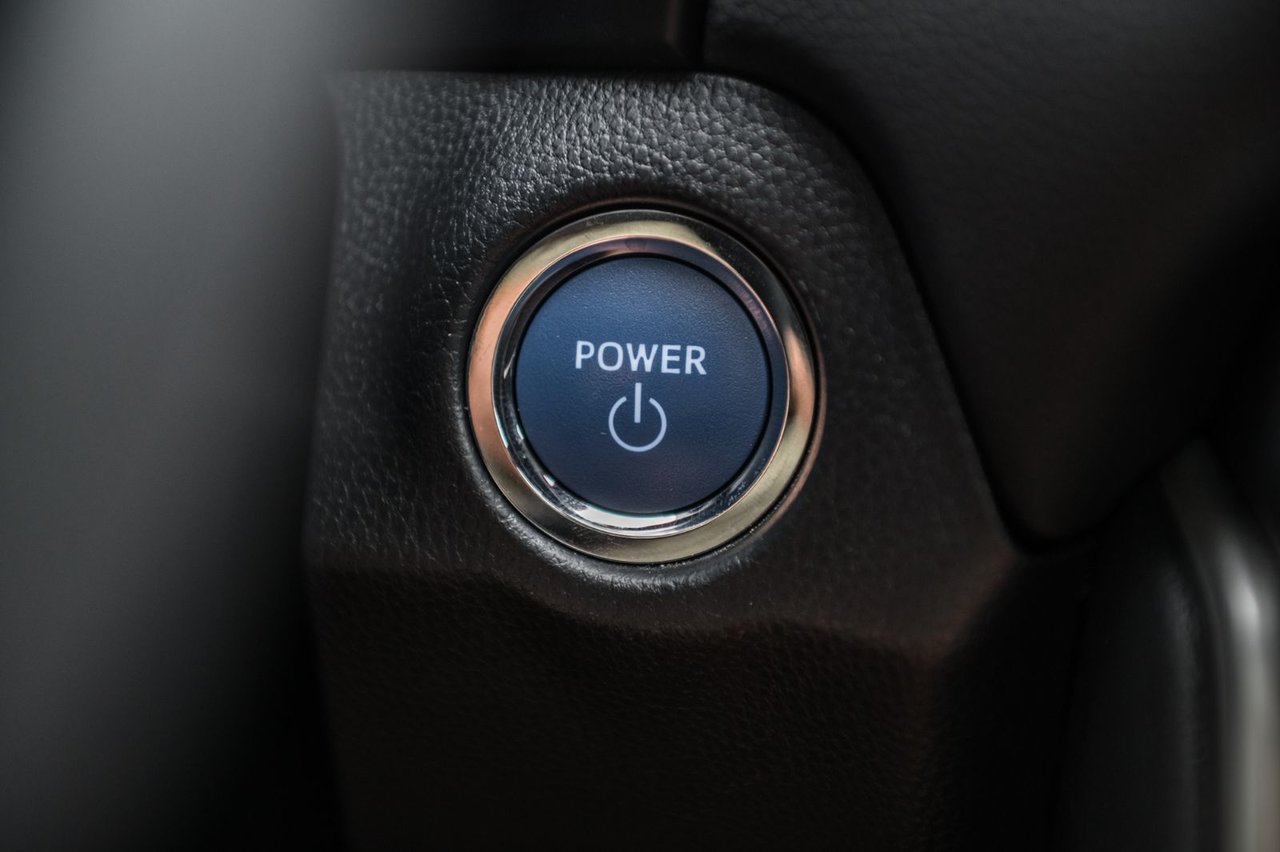 Used 2022 charcoal Toyota Hybrid XSE / CAMERA / TOIT OUVRANT / MAGS-18