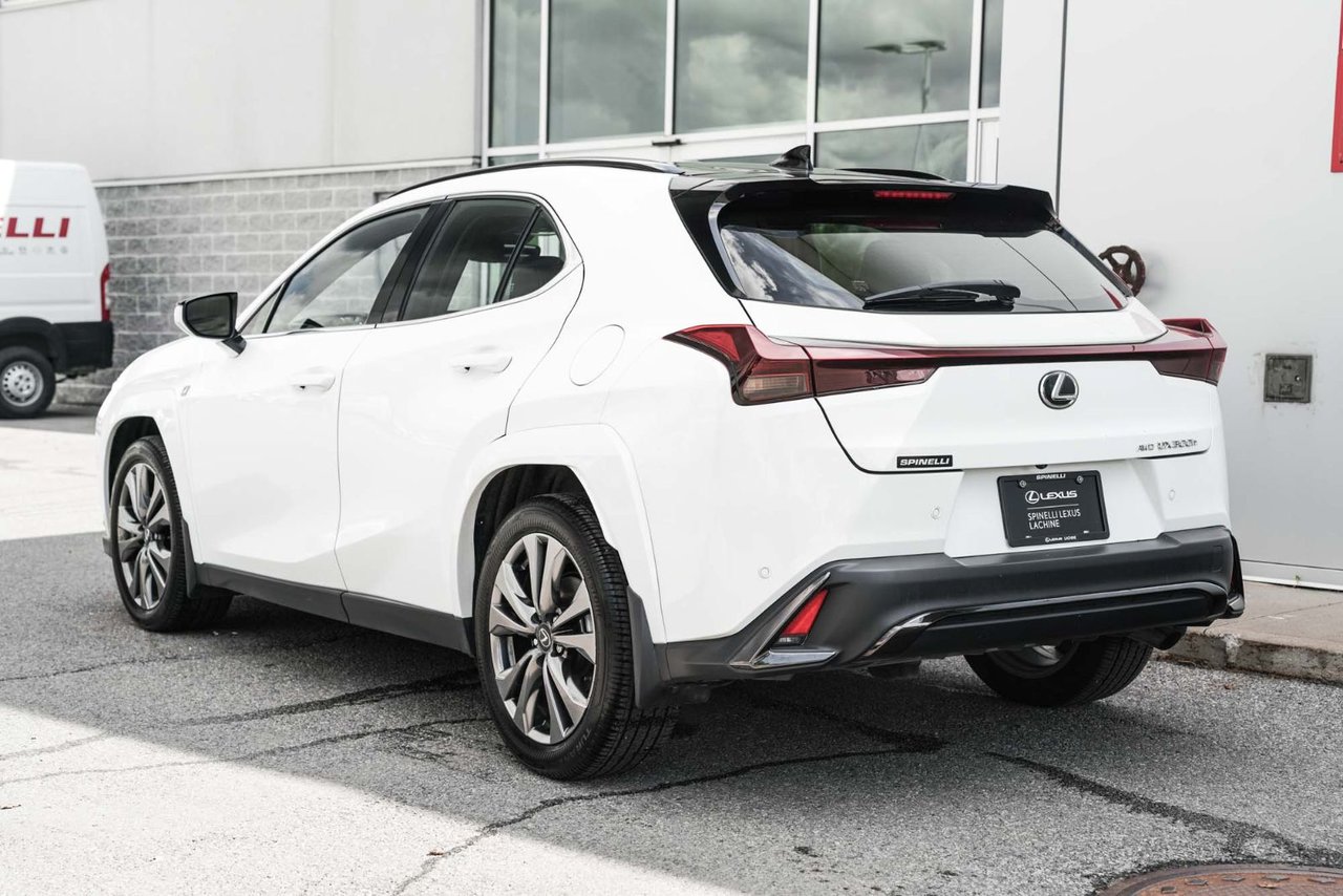 Lexus UX 2025