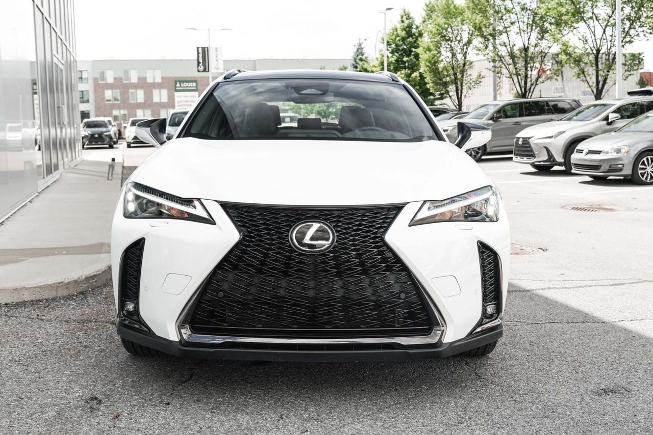Lexus UX 2025