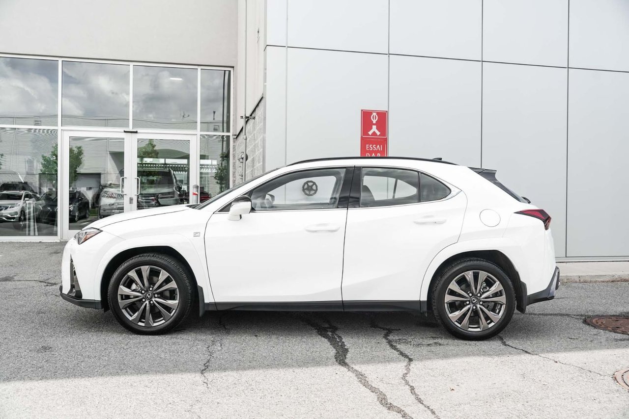 Lexus UX 2025