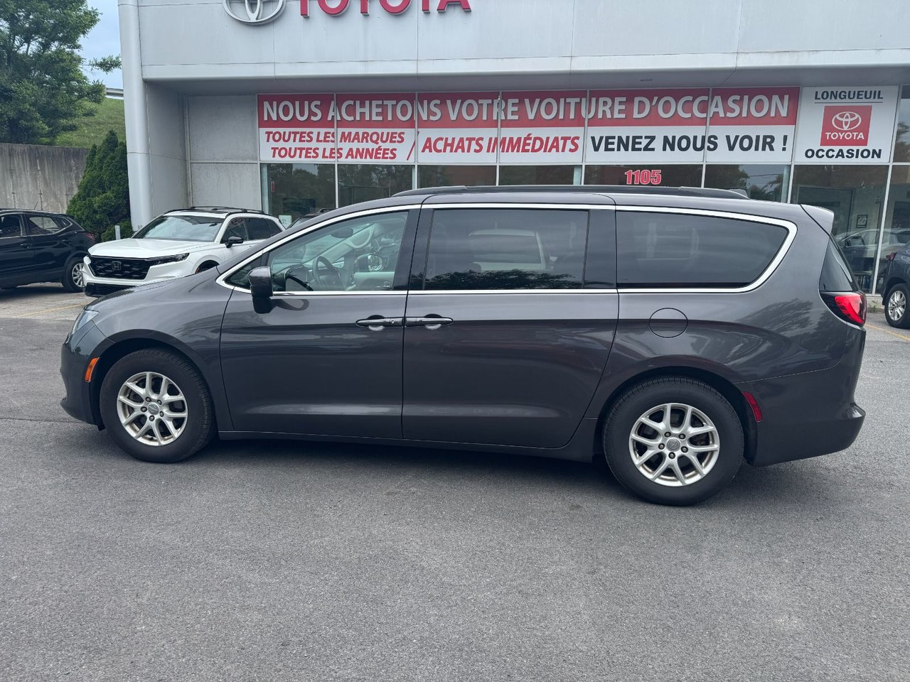2017 Chrysler Pacifica Touring-1