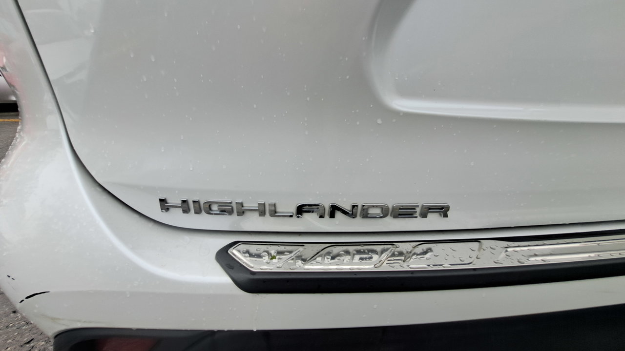Toyota Highlander Hybrid LE 2023-35