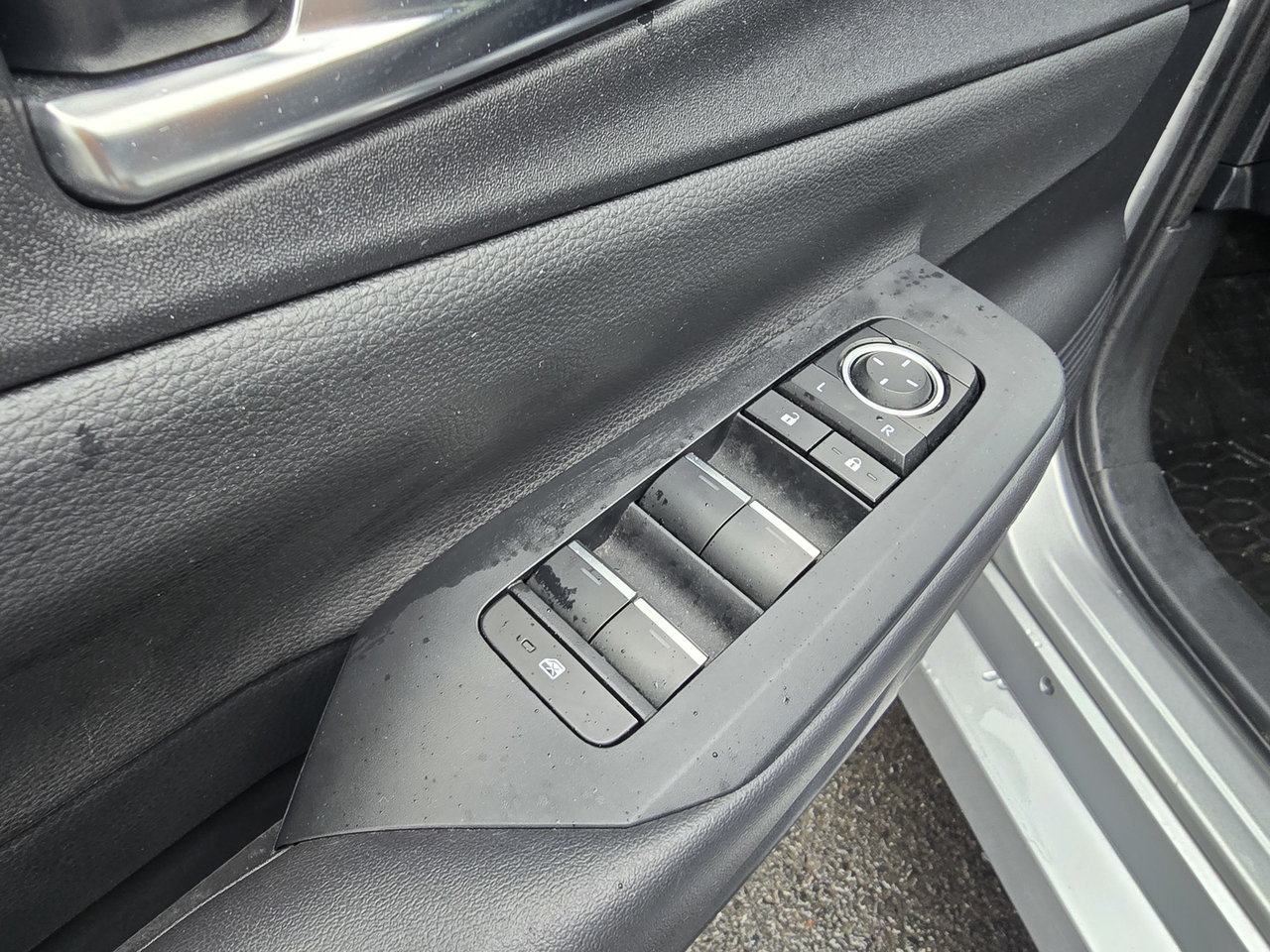 Toyota Prius Plug-in Hybrid XSE 2023-13