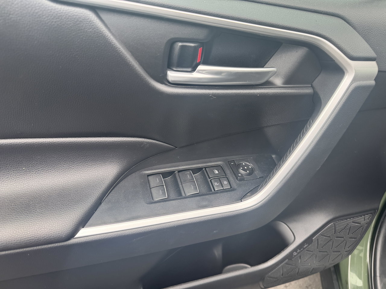 2024 Toyota RAV4 XLE HYBRIDE-13