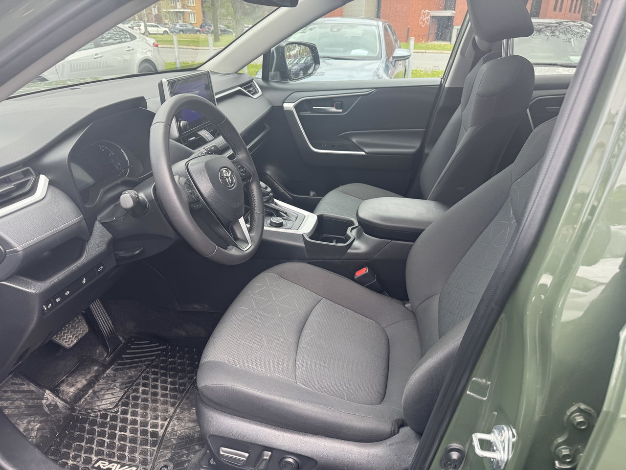 2024 Toyota RAV4 XLE HYBRIDE-12