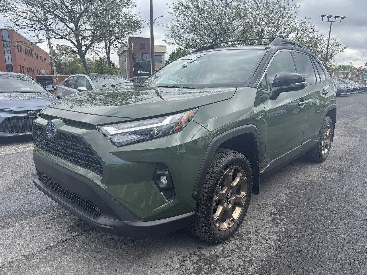 2024 Toyota RAV4 XLE HYBRIDE-1