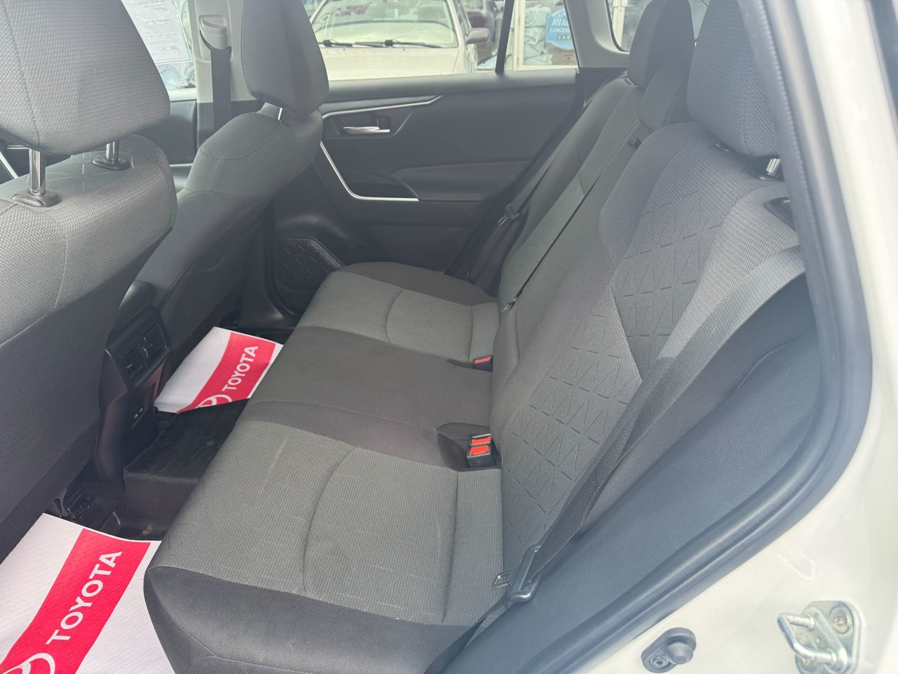 Toyota RAV4 XLE 2023-8
