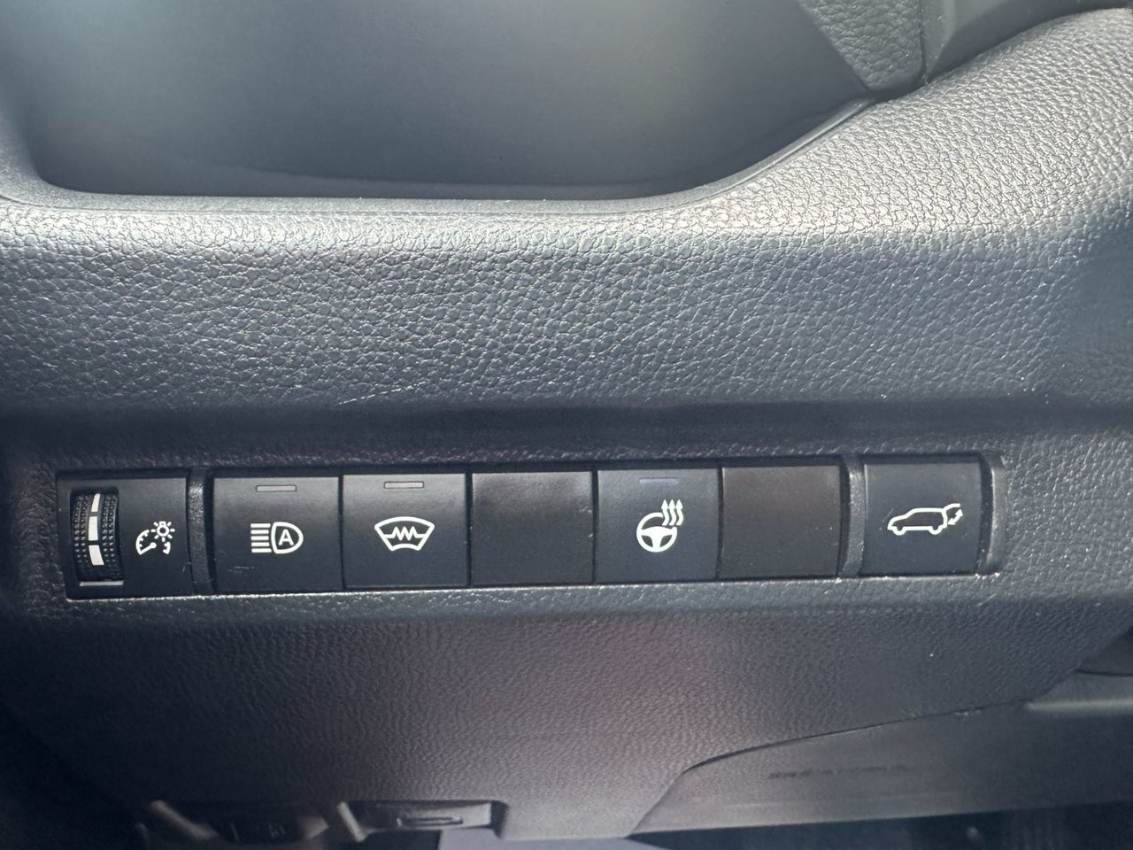 Toyota RAV4 XLE 2023-18