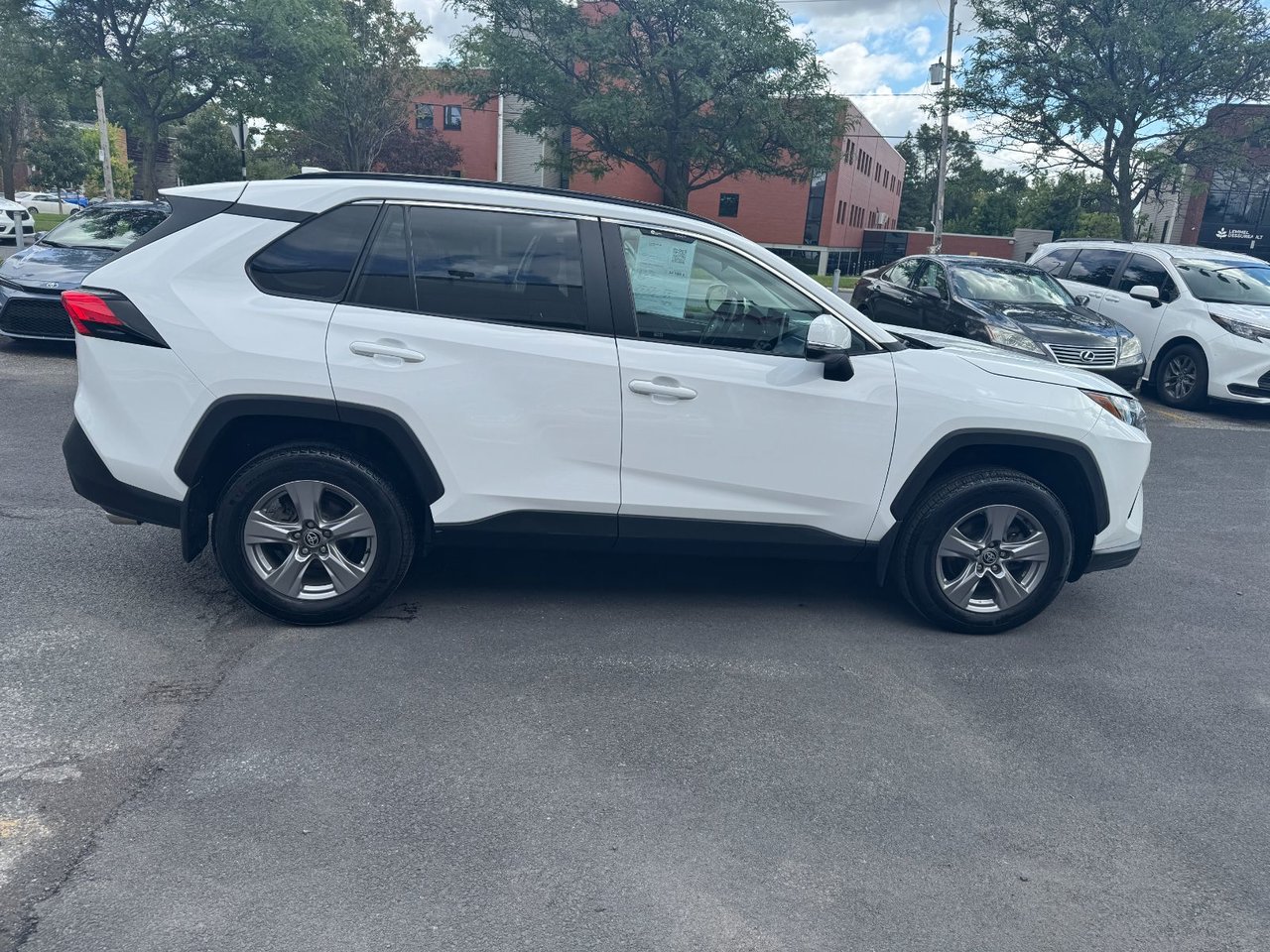 Toyota RAV4 XLE 2023-5