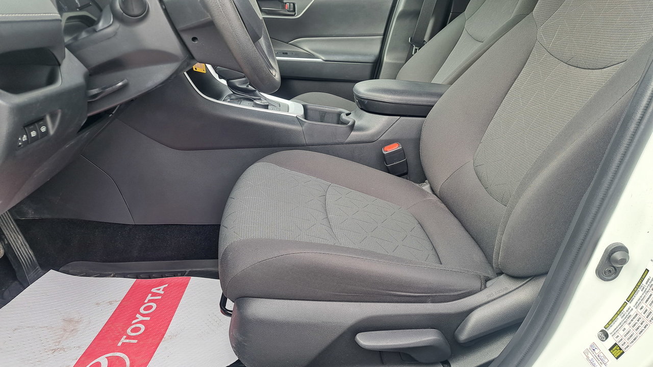 Toyota RAV4 Hybrid LE 2024-7