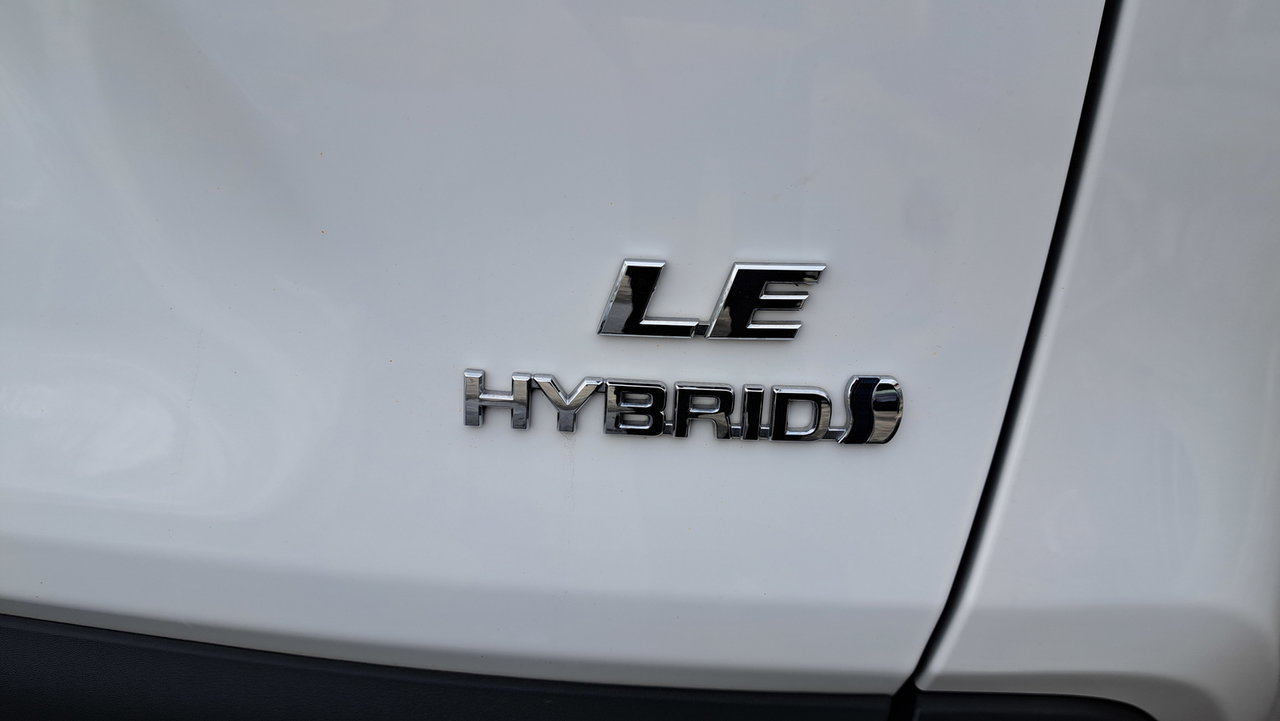 Toyota RAV4 Hybrid LE 2024-32