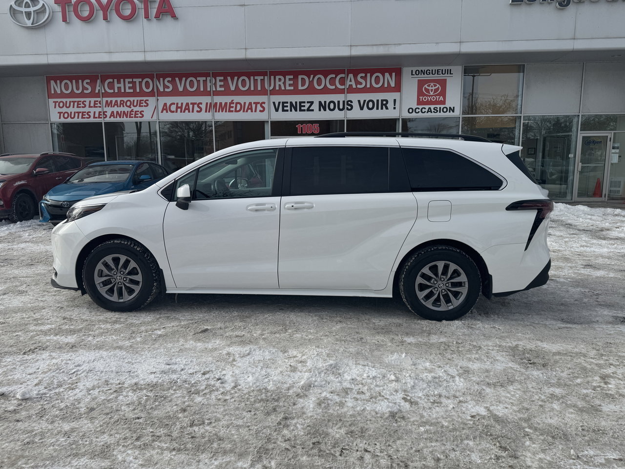 2023 Toyota Sienna LE-14
