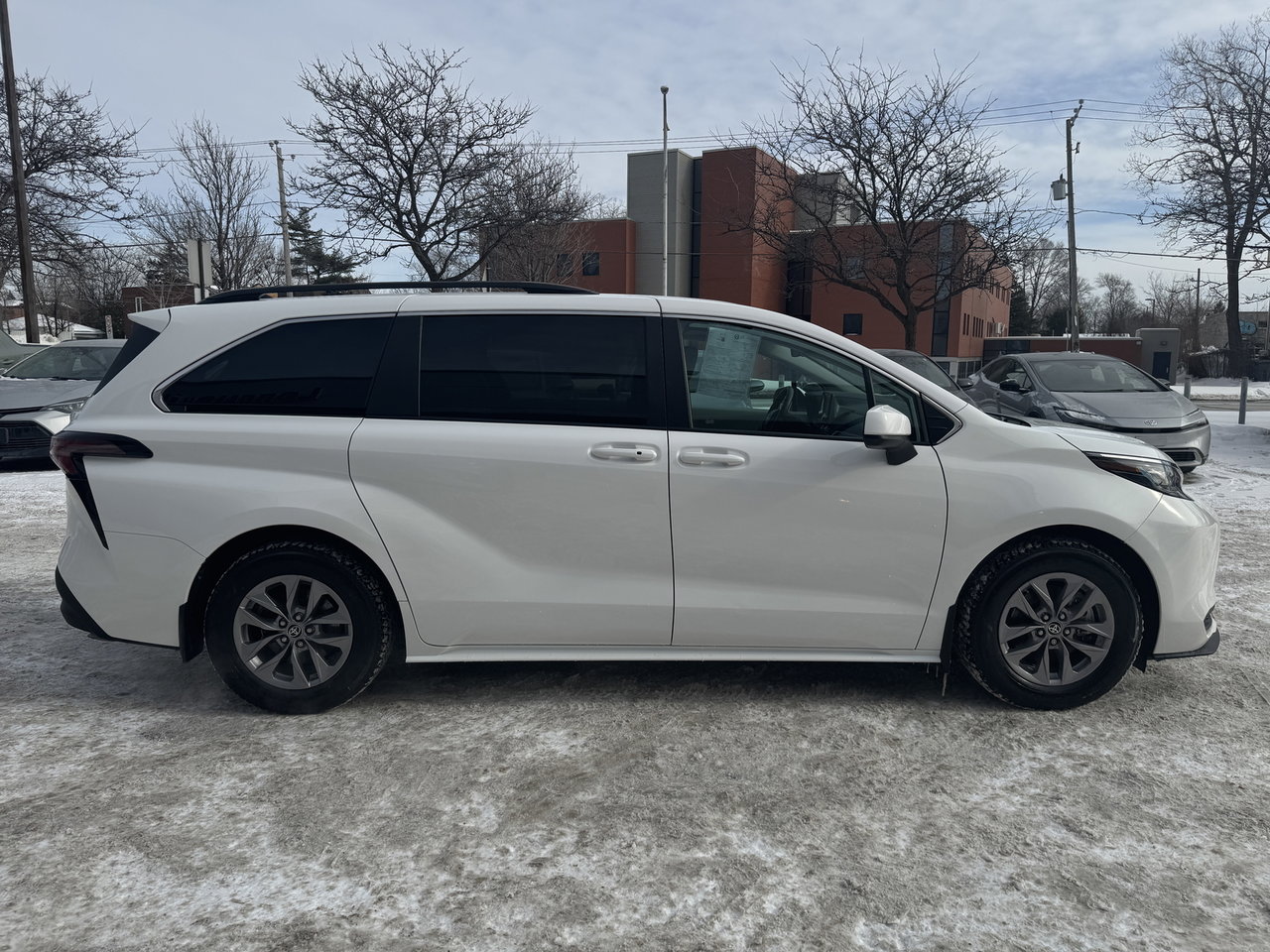 2023 Toyota Sienna LE-18