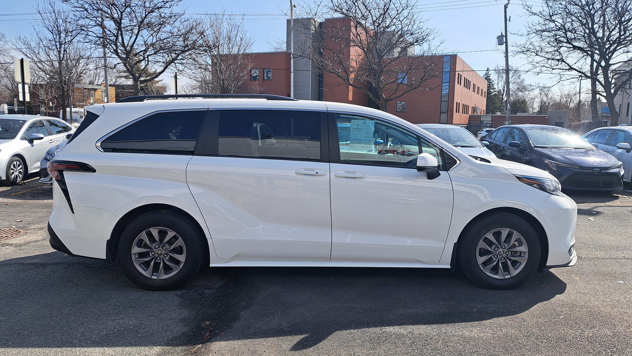 Toyota Sienna Hybrid LE  8-PASS 2023-2