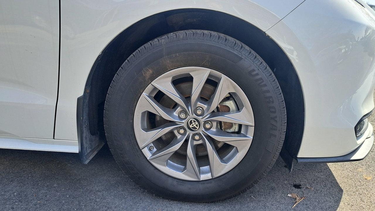 Toyota Sienna Hybrid LE  8-PASS 2023-34