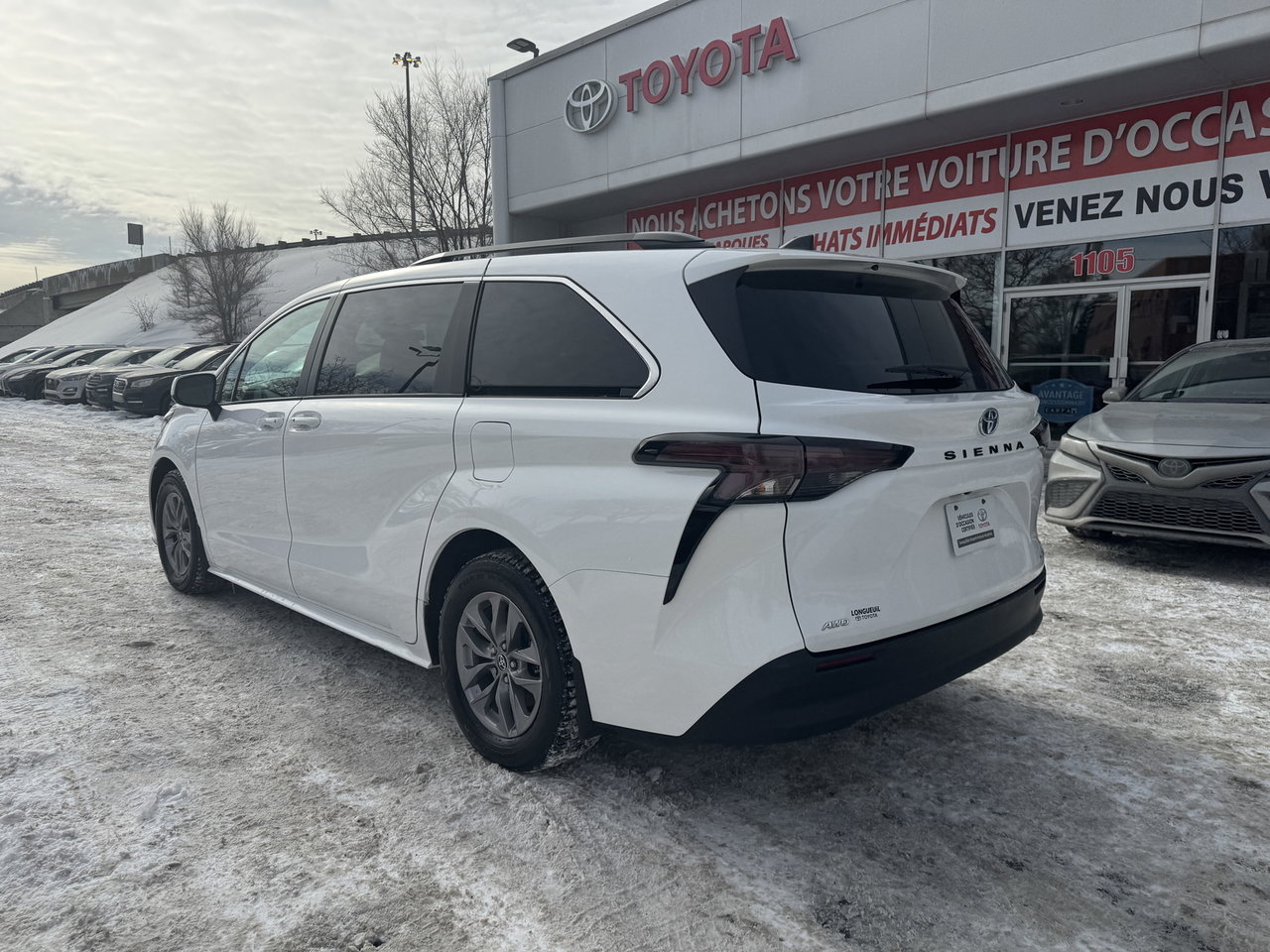 2023 Toyota Sienna LE-15