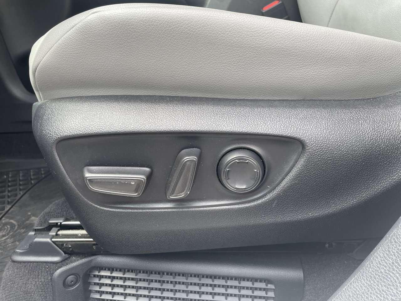 Toyota Sienna Hybrid XLE 8-PASS 2025-26