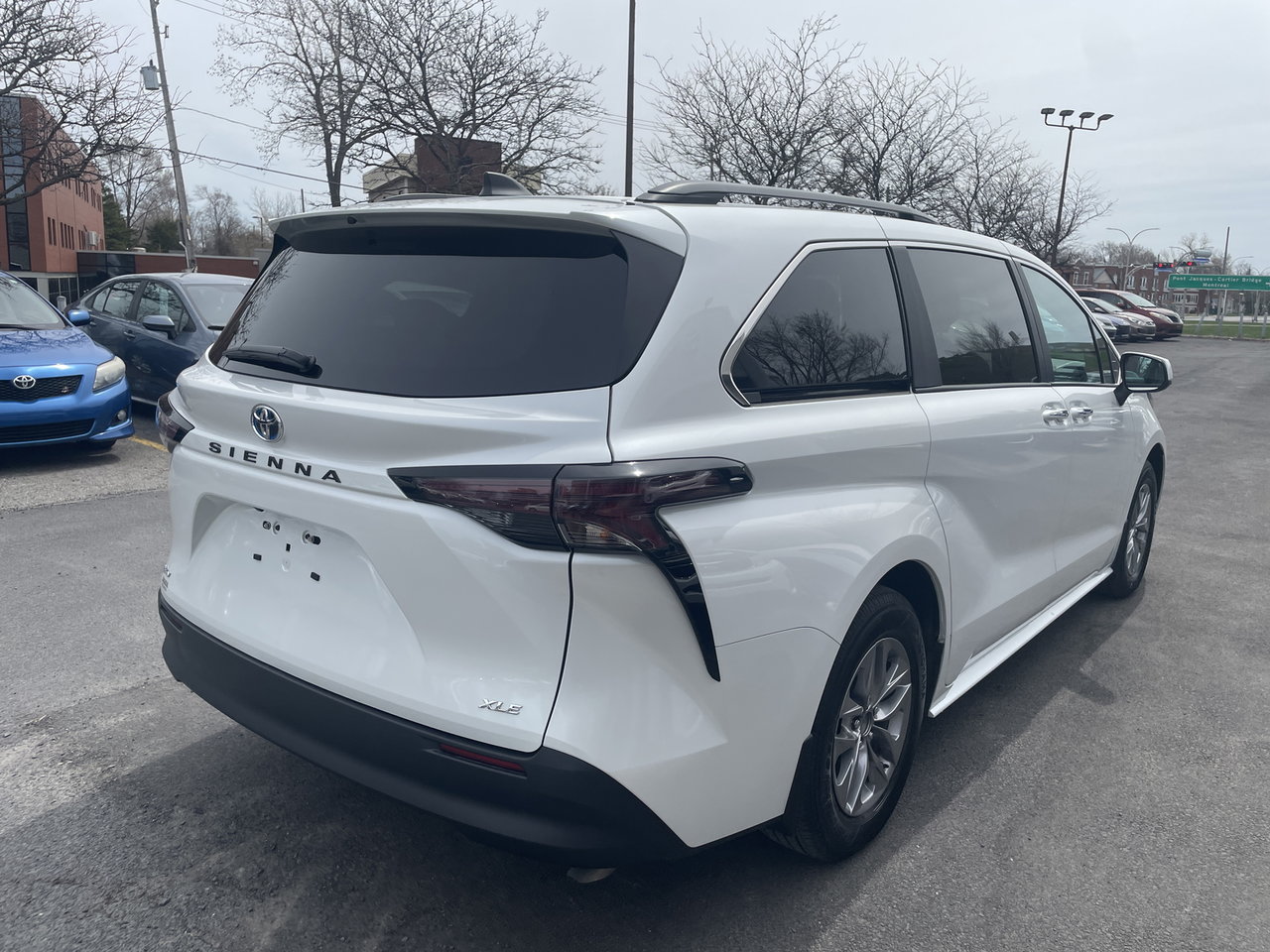 Toyota Sienna Hybrid XLE 8-PASS 2025-21