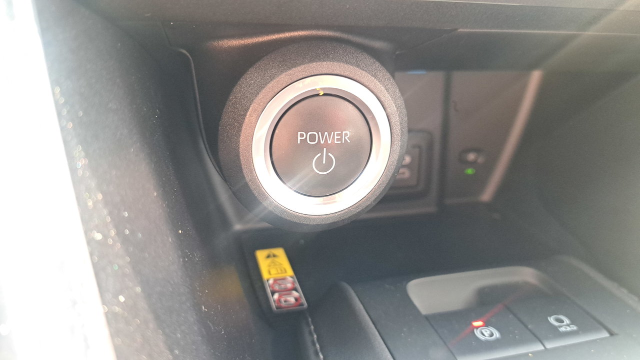 Toyota Venza Hybrid LE 2023-21
