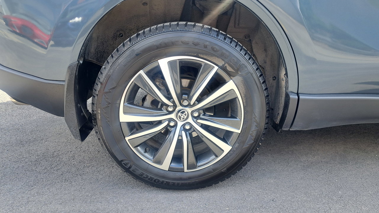 Toyota Venza Hybrid LE 2023-30
