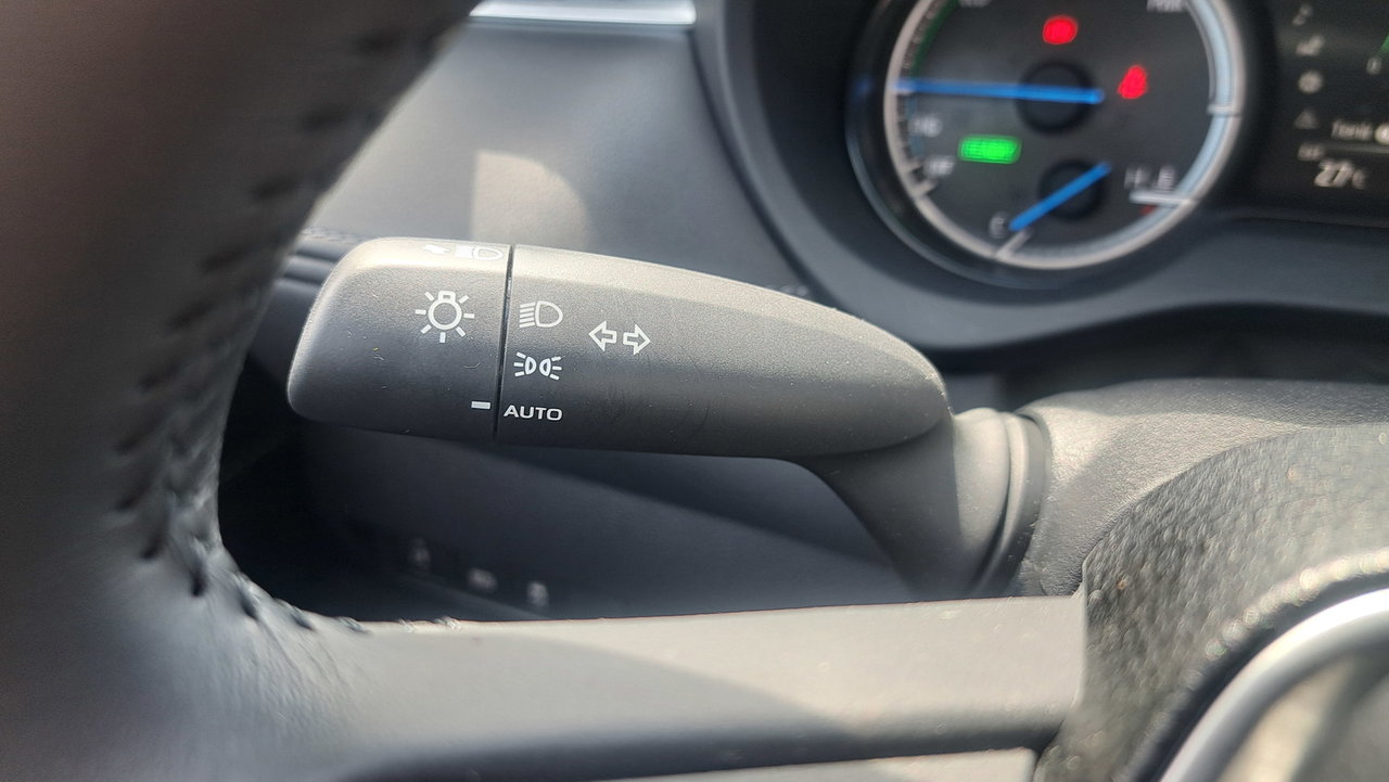 Toyota Venza Hybrid LE 2023-15