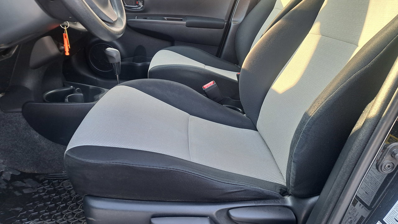 Toyota Yaris Hatchback 5DR LE 4A 2013-6