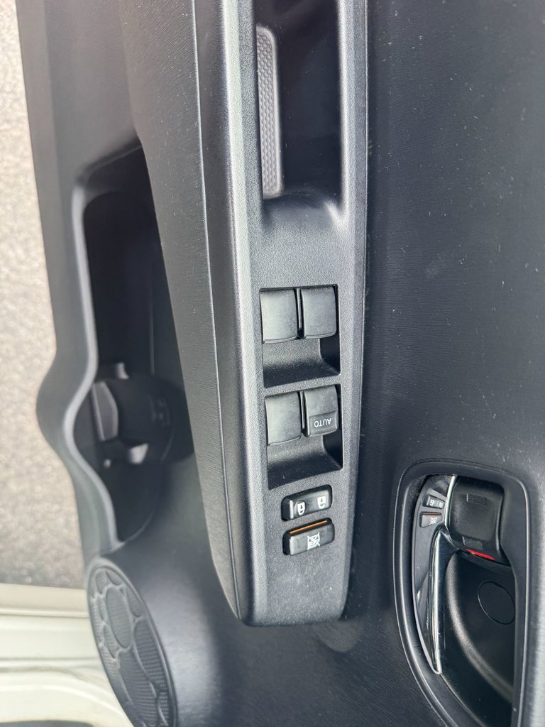 2013 Toyota Yaris LE-9
