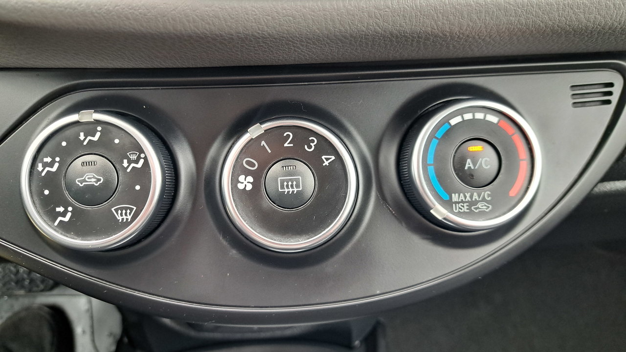 2016 Toyota Yaris LE-15