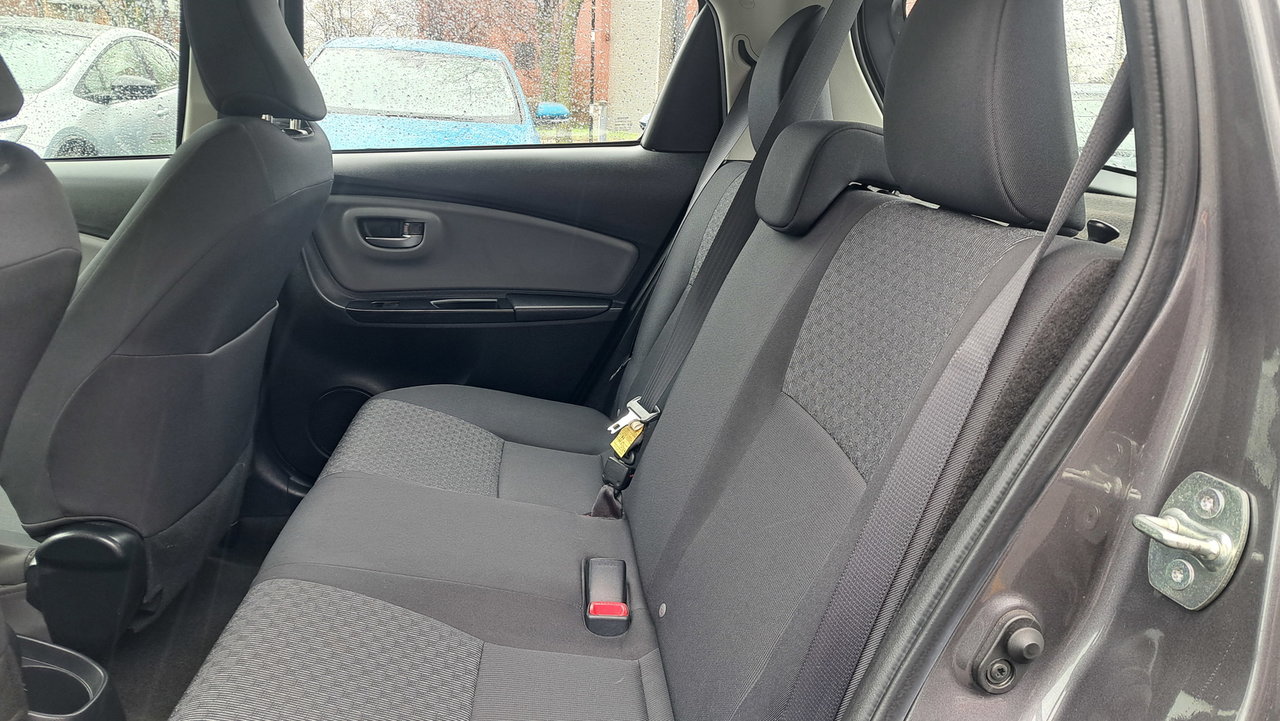 2016 Toyota Yaris LE-21
