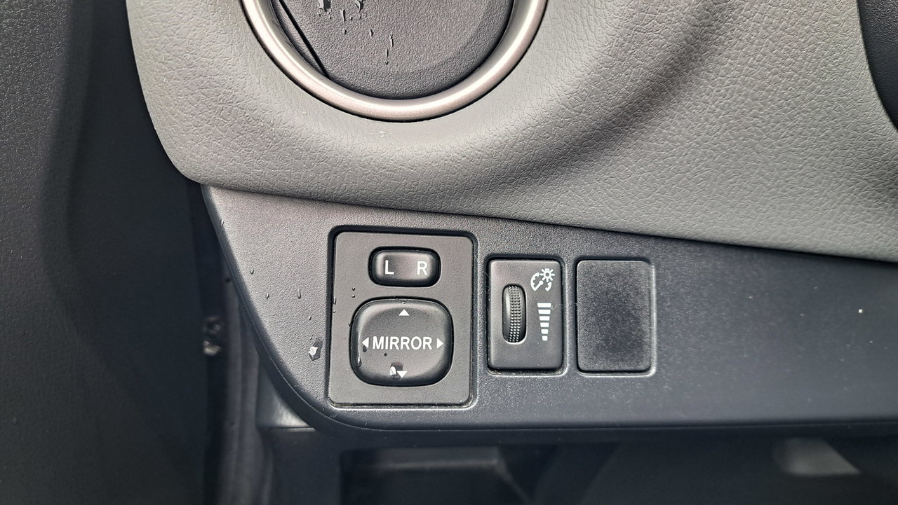 2016 Toyota Yaris LE-19