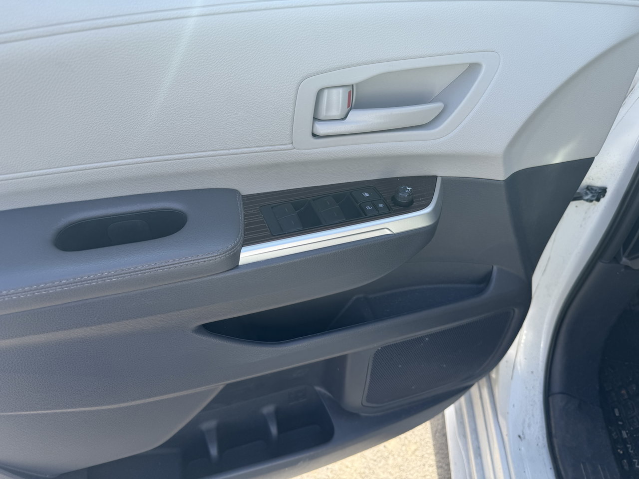 2023 Toyota Sienna LE-4