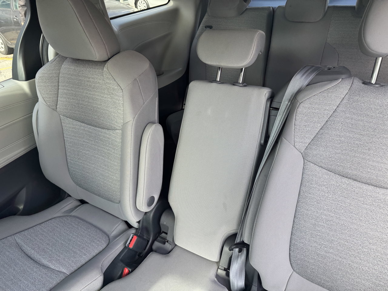 2023 Toyota Sienna LE-13