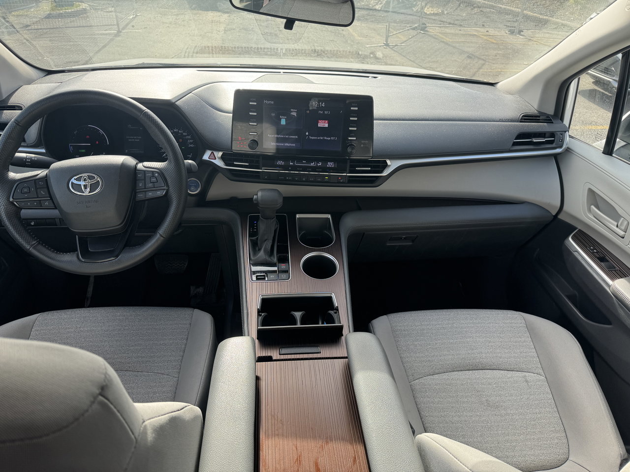 2023 Toyota Sienna LE-12