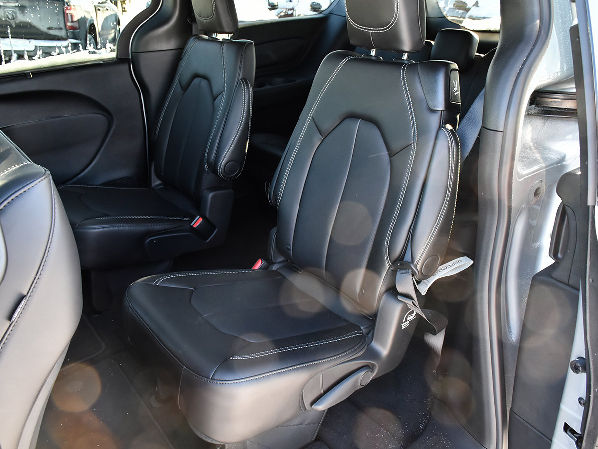 2026 Chrysler Pacifica SELECT AWD-12