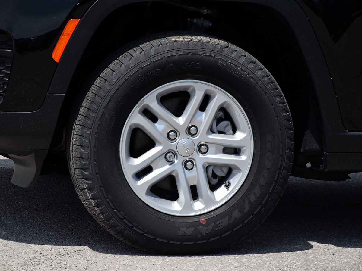 2025 Jeep Grand Cherokee LAREDO-5