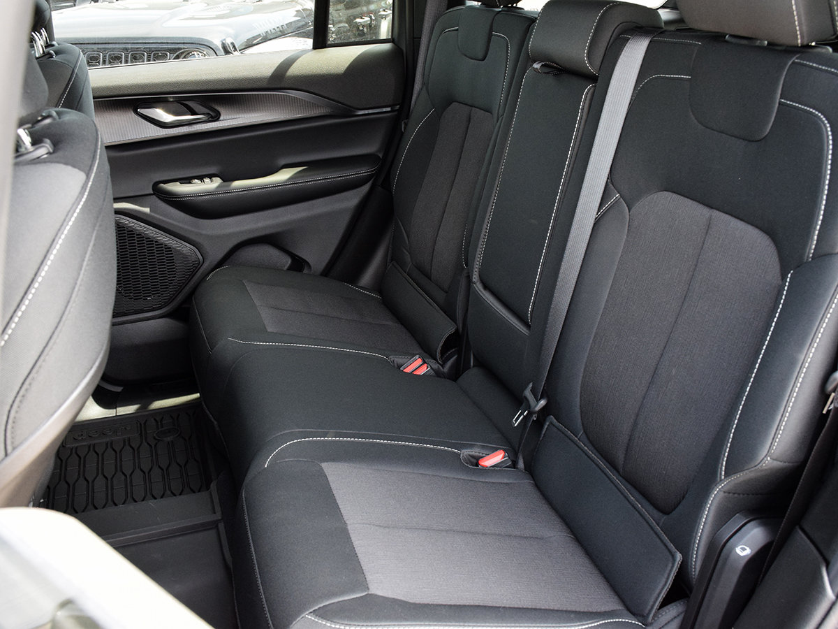 2025 Jeep Grand Cherokee LAREDO-11