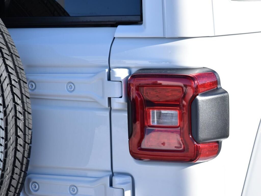 2025 Jeep Wrangler 4-Door SAHARA-8