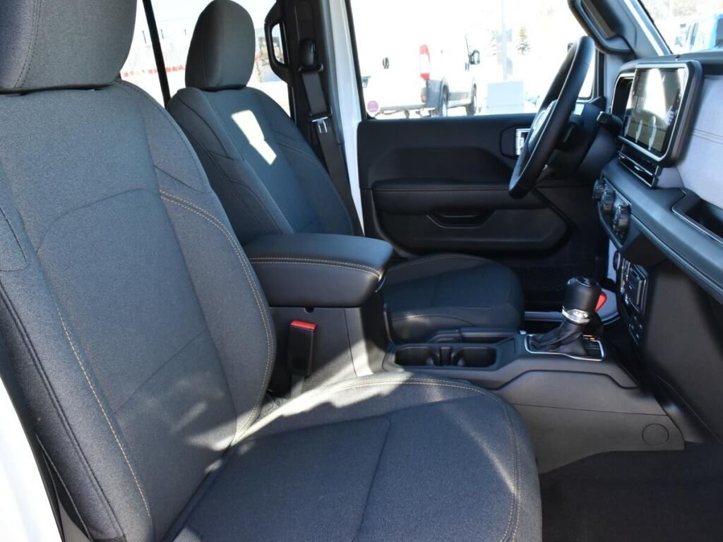 2025 Jeep Wrangler 4-Door SAHARA-29