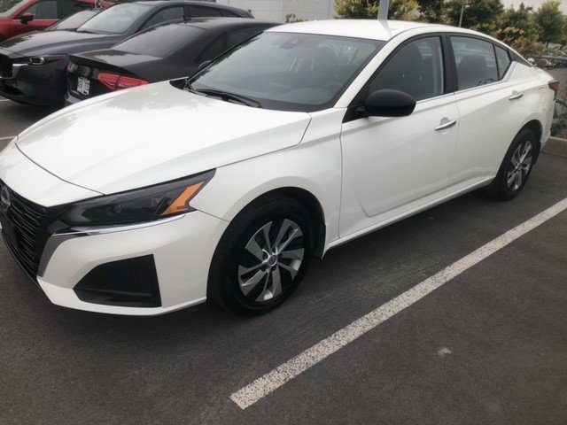 Glacier White 2025 Nissan Altima Sedan  Automatic
